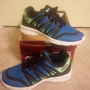 Fila boys tennis shoe